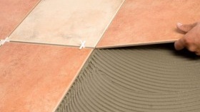 полагане на нови плочки