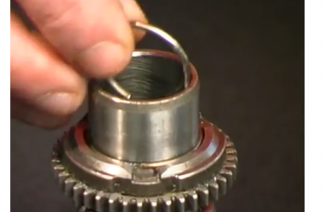 монтиране на задържащия пръстен в цевта