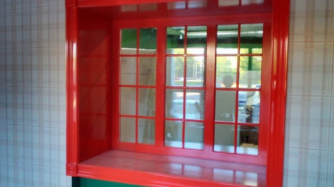 червен прозорец