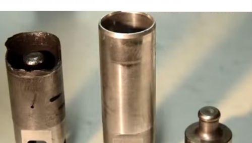 Ударникът е забит в буталото, разрушаването на буталото