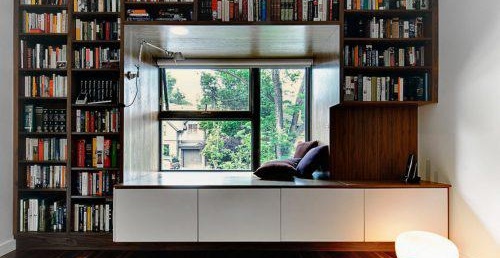 Гардероб около прозореца