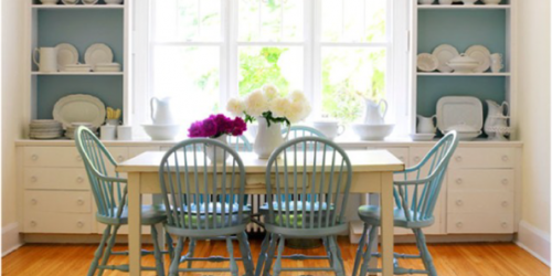 Шкафове около прозореца на спалнята