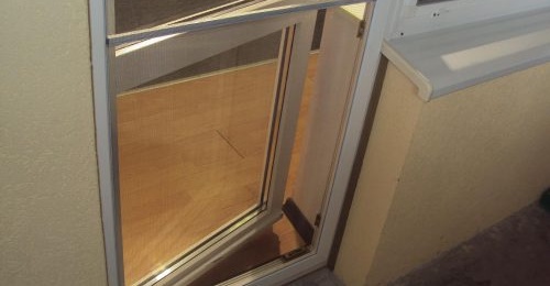 Как да закрепите мрежа против комари на врата