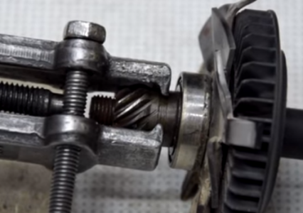 Как да премахнете задвижващото зъбно колело от вала на ротора