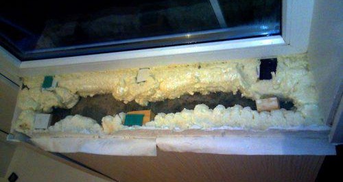 Демонтаж на пластмасовия перваз на прозореца