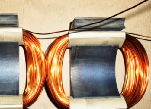 Две половини на огъващ се статор с навити намотки