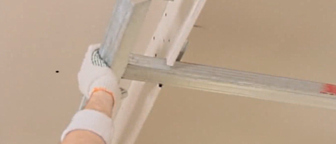 Върху изпъкналия профил на тавана се "полага" профил, равен на височината на конструкцията. Оформя се ниша за Ice tape