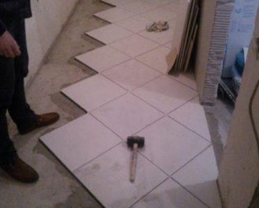 Кое е първо плочки или врата за баня