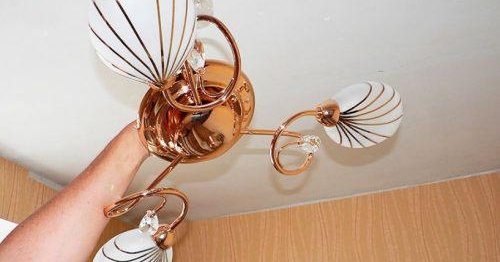 как да окачите полилей