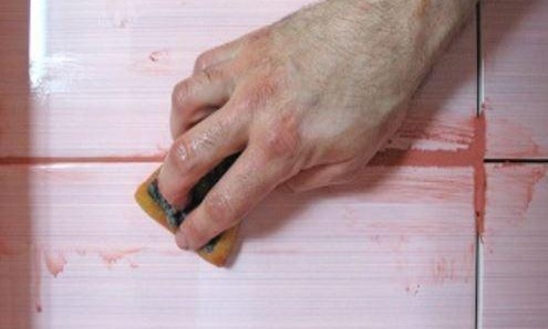 почистете фугите след фугиране