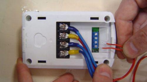 свързване на термостата към подово отопление