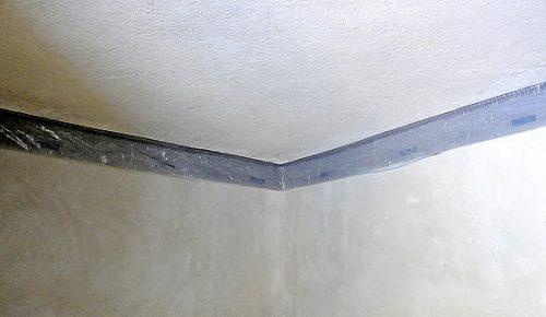 Амортисьорна лента в ъгъла на основния таван