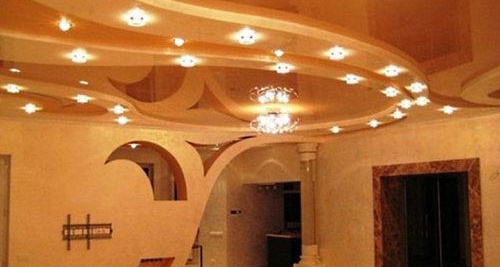 Originalniy vid potolka's podsvetkoy