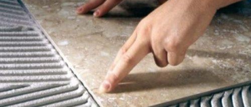 Колко време е необходимо за съхнене на плочките след полагане?