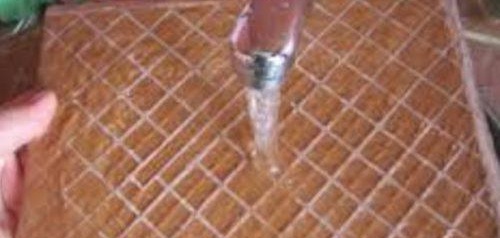 мокра плочка преди полагане