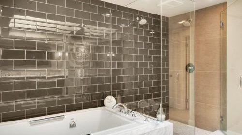 лъскави плочки за баня