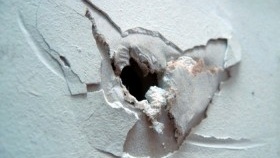 Разбиване на гипсокартон със скоба