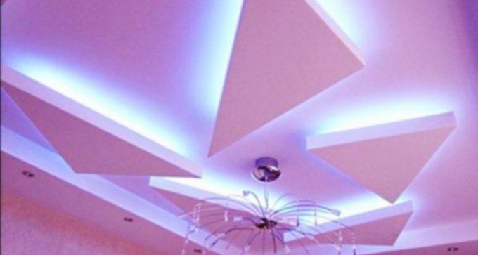 Издигащи се геометрични фигури от гипсокартон на тавана