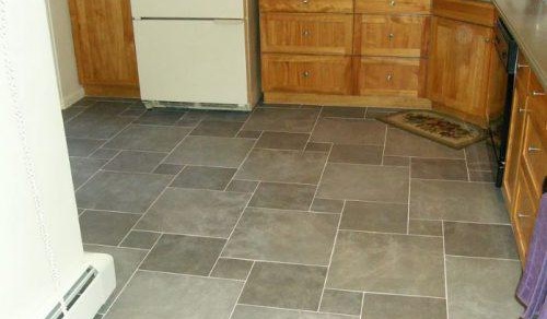 порцеланови каменинови изделия в кухнята снимка