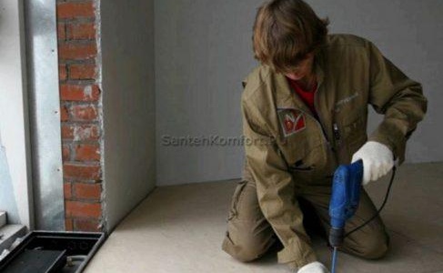 фиксирайте шперплата към пода