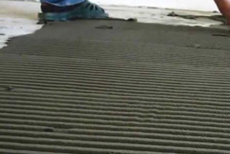 нанесете лепило върху пода