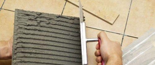 какво определя дебелината на слоя лепило за плочки