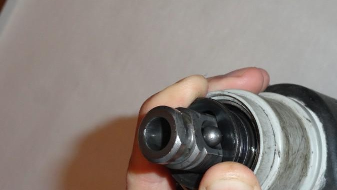 Инсталиране на заключващата топка в безключовия патронник