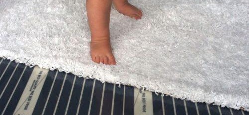 Топъл инфрачервен под под килима