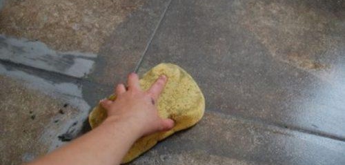 почистете плочките от излишната фугираща смес