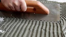 полагане на порцеланови плочки