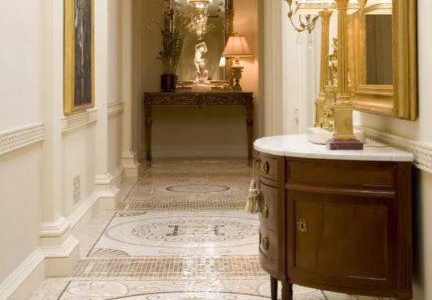 плочки на вратата в коридора