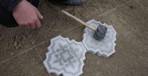 как да поставите плочки върху бетон