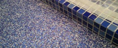 саморазливен под с декоративни чипове