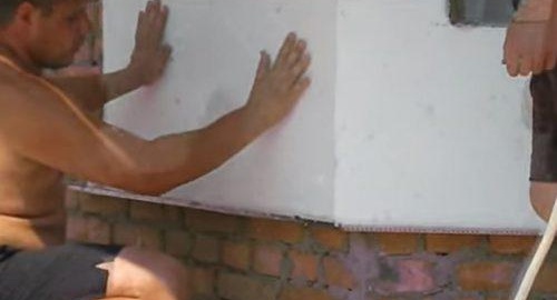 поставяне на изолация на стените на ъглова стая