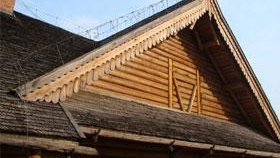 снимка на дървен покрив