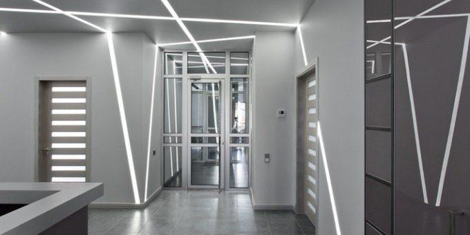 Светлинни линии по тавана и по стените