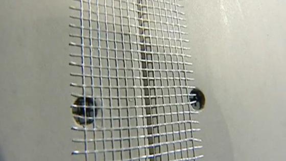 Грундираме повърхността и запечатваме шевовете със змиевидна снимка