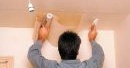 Как правилно да залепите тапети на тавана