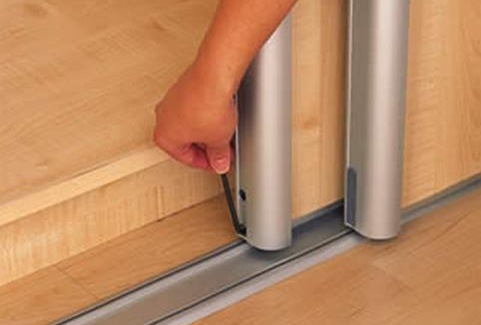 Как да премахнете празнината между вратата и стенния шкаф снимка