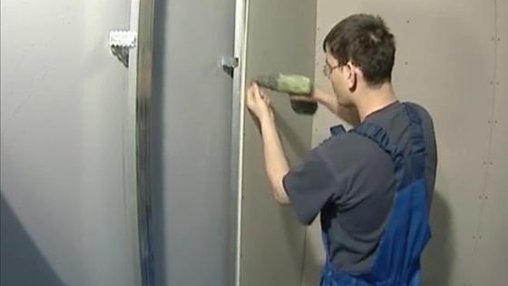 Закрепваме гипсокартонени листове към метална рамка, ако е необходимо, запълваме я с фотоизолационни или звукоизолиращи материали