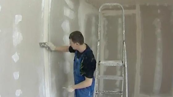 Нанасяме шпакловка върху шевовете и местата за закрепване на самонарезни винтове