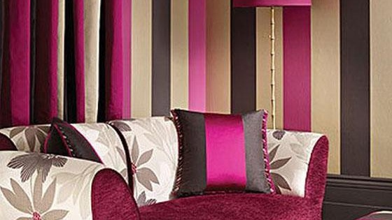 Издраскана вътрешна снимка. Раирани тапети в интериора