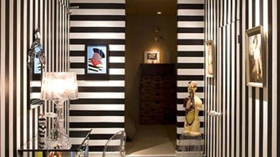 Издраскана вътрешна снимка. Раирани тапети в интериора