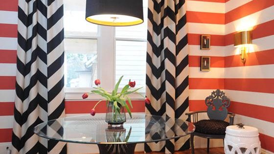 Издраскана вътрешна снимка. Раирани тапети в интериора