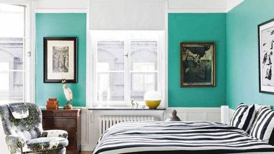 Издраскана вътрешна снимка. Раирани тапети в интериора