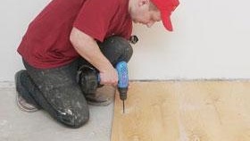 Полагане на шперплат на пода снимка. Съоръжение