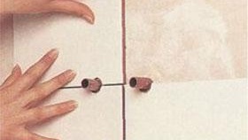 Монтаж на плочки около големи и малки тръби снимка