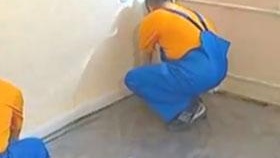 Поставяме филма и фиксираме залепващата лента около периметъра, преди да запълним снимката на сухата замазка