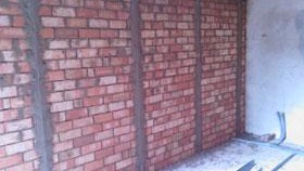 Монтаж на маяци на снимка на стената