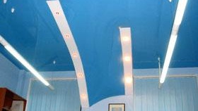 Монтаж на опънати тавани при всякакъв наклон снимка син/син опънат таван